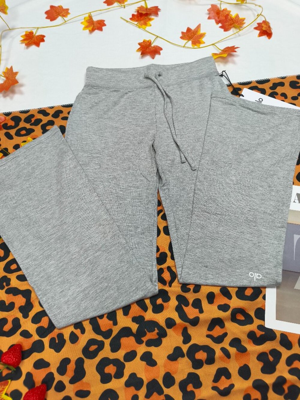 Alo Yoga Sway Bootcut Sweatpant Athletic Grey✨Timeless Y2K 90S Maximum Style😍 - Picture 3 of 8